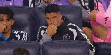 开云APP-替补待命，苏亚雷斯坐在替补席上啃起了手指