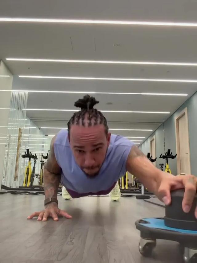 41岁汉密尔顿大秀魔鬼筋肉！地狱级训练狂飙荷尔蒙，卡戴珊赚麻了