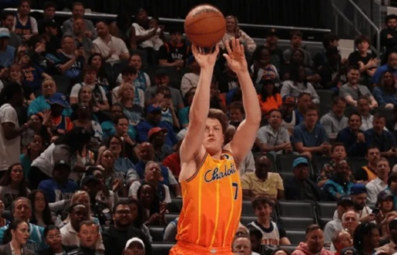 开云体育下载-53+45+94!神级交易,我以为他是来辅助老詹的...