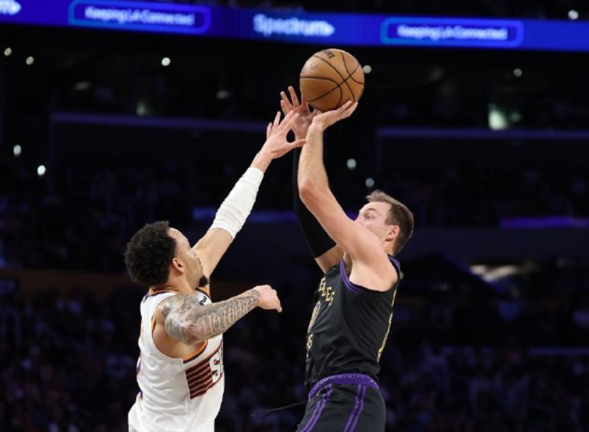 开云体育下载-53+45+94!神级交易,我以为他是来辅助老詹的...